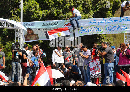 Protestation égyptiens pour la fin de la fraternité de mousseline au Caire, Égypte, 24 août 2012. De nombreux groupes de l'opposition protestent dans la capitale égyptienne, le vendredi. Ils s'insurgent contre le renforcement de l'influence des Frères musulmans avec la nomination de Mohammed Morsi en tant que président. Photo : Matthias Toedt Banque D'Images