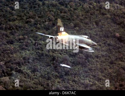 L'US Air Force un North American F-100D Super Sabre chasseur de la 352e Escadron d'appui tactique supprime une bombe au napalm 1967 près de Bien Hoa, Vietnam du Sud. Banque D'Images