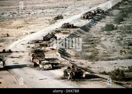 Des véhicules blindés de l'armée irakienne détruit en se retirant de la route 8 pendant la guerre du Golfe le 8 avril 1991 dans la crête de Mutla, le Koweït. La route connue sous le nom de l'autoroute de la mort après que des avions américains et canadiens ont détruit plus de 1 400 véhicules. Banque D'Images