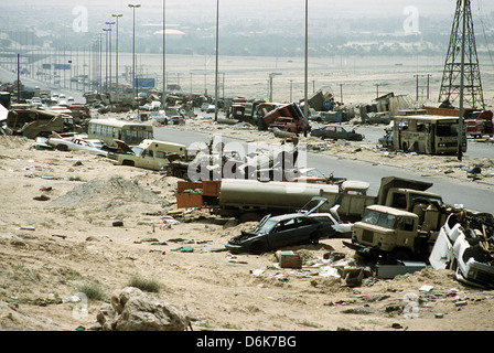 Des véhicules blindés de l'armée irakienne détruit en se retirant de l'autoroute 80 pendant la guerre du Golfe le 8 avril 1991 dans la crête de Mutla, le Koweït. La route connue sous le nom de l'autoroute de la mort après que des avions américains et canadiens ont détruit plus de 1 400 véhicules. Banque D'Images