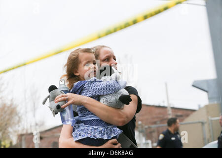 Cambridge, Massachusetts, USA. 19 avril, 2013. Les résidents locaux évacuer rapidement la région de Cambridge après ceux soupçonnés de planter le marathon de Boston ont été impliqués dans une fusillade avec la police. (Crédit Image : Crédit : Nicolaus Czarnecki/ZUMAPRESS.com/Alamy Live News) Banque D'Images