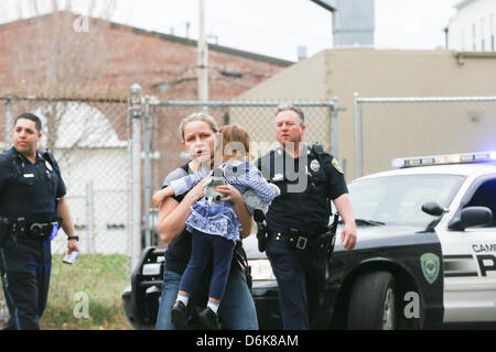 Cambridge, Massachusetts, USA. 19 avril, 2013. Les résidents locaux évacuer rapidement la région de Cambridge après ceux soupçonnés de planter le marathon de Boston ont été impliqués dans une fusillade avec la police. (Crédit Image : Crédit : Nicolaus Czarnecki/ZUMAPRESS.com/Alamy Live News) Banque D'Images