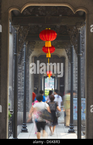 Les gens qui marchent dans le couloir à l'Académie du clan Chen, Guangzhou, Guangdong, China, Asia Banque D'Images
