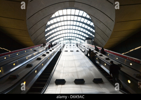 Regardant les escaliers mécaniques de la station de métro Canary Wharf, London, engand Banque D'Images