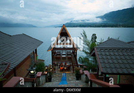 Soir sur le Lac Toba Batak Toba hôtel de style sur l'île de Samosir, Lac Toba, Sumatra, Indonésie, Asie du Sud, Asie Banque D'Images
