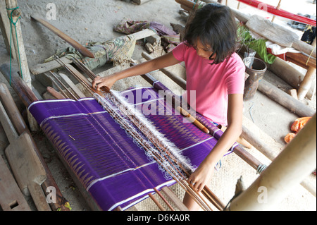 Tissage tribeswoman Batak sarong avec Buhit Batak Toba, design, île Samosir, Lac Toba, Sumatra, Indonésie, Asie du sud-est Banque D'Images