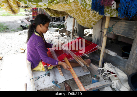 Tissage tribeswoman Batak sarong avec Buhit Batak Toba, design, île Samosir, Lac Toba, Sumatra, Indonésie, Asie du sud-est Banque D'Images
