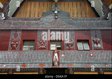 Les sculptures peintes de Batak sur grand style Batak, église catholique, Pangururan, île Samosir, Sumatra, Indonésie, Asie du sud-est Banque D'Images