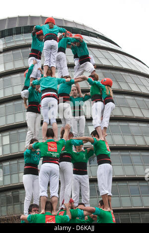 Tour des champs, potiers, Tower Bridge, London, UK. 19 avril, 2013. Pour la première fois castellers de Vilafranca construire une tour des potiers au champs, Tower Bridge, London, UK 170 membres du castellers de Vilafranca équipe de niveaux plus petits successivement en montant les corps de chaque couche pour monter les épaules de la précédente jusqu'à ce niveau la tour est terminé. Une coutume, le Catalan tours humaines ont été construites pendant les fêtes et festivals de la ville de Barcelone depuis 300 ans. Banque D'Images