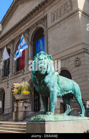 L'une des deux statues de lion en bronze à l'extérieur de l'Art Institute of Chicago, Chicago, Illinois, États-Unis d'Amérique, Amérique du Nord Banque D'Images