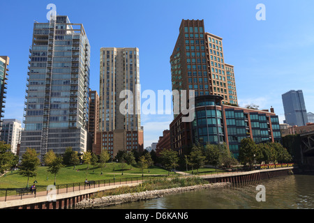 Cher les immeubles à appartements sur la rivière Chicago, Chicago, Illinois, États-Unis d'Amérique, Amérique du Nord Banque D'Images