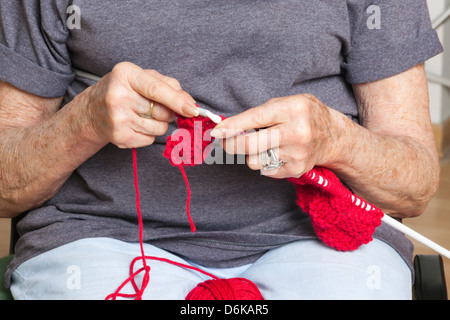 Senior Woman Knitting Banque D'Images