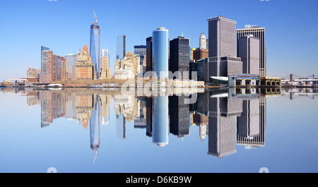 Quartier Financier de Manhattan skyline de New York avec des réflexions. Banque D'Images