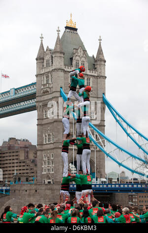 Tour des champs, potiers, Tower Bridge, London, UK. 19 avril, 2013. Pour la première fois castellers de Vilafranca construire une tour des potiers au champs, Tower Bridge, London, UK 170 membres du castellers de Vilafranca équipe de niveaux plus petits successivement en montant les corps de chaque couche pour monter les épaules de la précédente jusqu'à ce niveau la tour est terminé. Une coutume, le Catalan tours humaines ont été construites pendant les fêtes et festivals de la ville de Barcelone depuis 300 ans. Banque D'Images