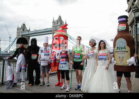 Londres, Royaume-Uni. 19 avril, 2013. Record mondial Guinness coureurs à l'avant de la presse photocall du Marathon de Londres dimanche vierge Crédit : Elsie Kibue/Alamy Live News Banque D'Images