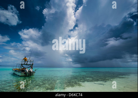 Petit bateau à moteur dans les eaux turquoise de l'Ant Atoll, Pohnpei, Micronesia, Pacific Banque D'Images