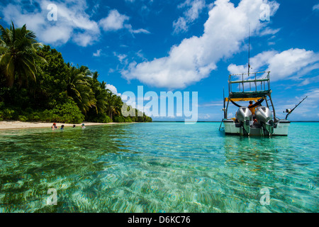 Petit bateau à moteur dans les eaux turquoise de l'Ant Atoll, Pohnpei, Micronesia, Pacific Banque D'Images