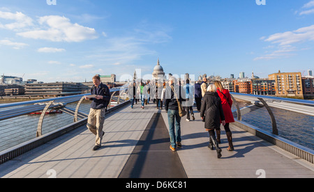 Les piétons traversant Millennium Bridge, London, England, UK Banque D'Images