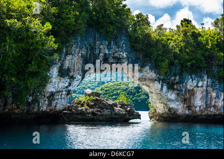 Rock arch dans les Rock islands, Palau, le centre du Pacifique, Pacifique Banque D'Images