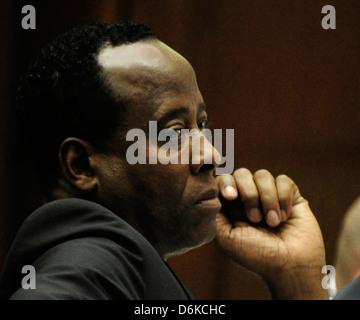 Le Dr Conrad Murray écoute pendant le témoignage de M. Robert Waldman, un spécialiste de la toxicomanie, au cours de la phase finale de Dr Conrad Banque D'Images