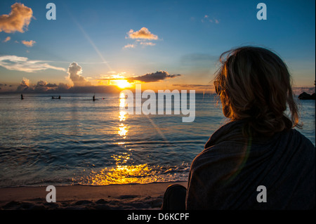 Femme regardant le coucher du soleil à Guam, territoire américain, le centre du Pacifique, Pacifique Banque D'Images