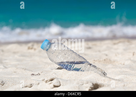 L'eau potable en bouteille sur le sable sur la plage Banque D'Images