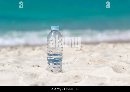 L'eau potable en bouteille sur le sable sur la plage Banque D'Images