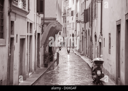 Pleut dans Street à Florence, Italie en noir et blanc, Sépia Banque D'Images