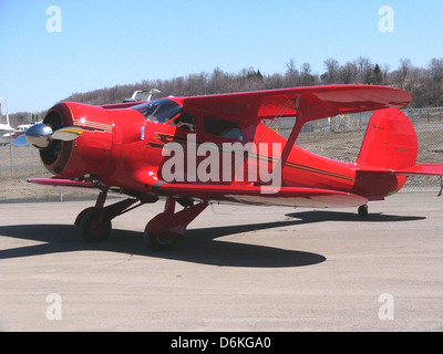 Le Beechcraft Model 17 Staggerwing CF-GKY est un biplan américain classique connu pour son design unique et son charme vintage. L'avion est souvent admiré par les passionnés d'aviation pour ses performances et son histoire. Banque D'Images