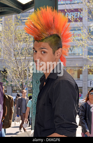 Jeune homme avec une coupe de cheveux Mohawk colorés de Union Square Park à New York City Banque D'Images