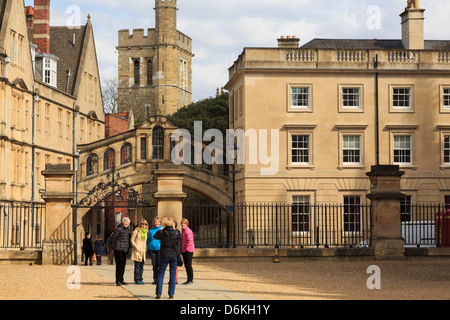 Les touristes se faire photographier devant le Pont des Soupirs et Hertford College à Oxford en Angleterre Royaume-uni Grande-Bretagne Banque D'Images