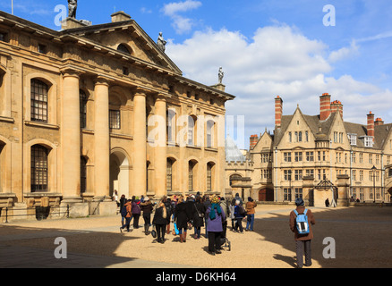 Groupe de touristes en dehors de la 18e siècle Clarendon classé grade i partie bâtiment de Bibliothèque bodléienne de l'université. Oxford England UK Banque D'Images