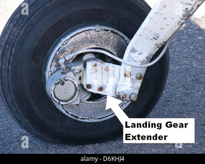 Les rallonges de roues du Cessna 140 sont des composants conçus pour modifier le train d'atterrissage du Cessna 140, améliorant ainsi sa stabilité à l'atterrissage et permettant des décollages et des atterrissages plus fluides. Banque D'Images