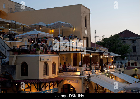 Rhodes, Grèce, au restaurant de la vieille ville Platia Ippokratou Banque D'Images