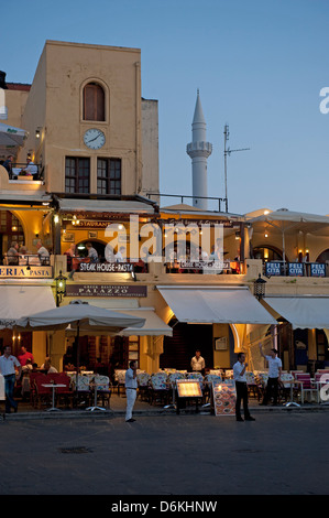 Rhodes, Grèce, au restaurant de la vieille ville Platia Ippokratou Banque D'Images