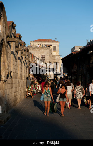 Rhodes, Grèce, les touristes dans la Vieille Ville Banque D'Images