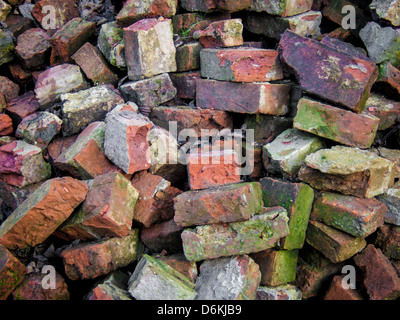 Pile de briques d'occasion provenant d'un ancien bâtiment démoli Banque D'Images