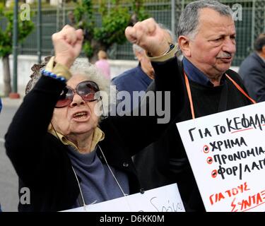 Athènes, Grèce. 19 avril, 2013. Les retraités crier des slogans lors d'une marche de protestation à Athènes, Grèce, le 19 avril 2013. Environ 2 000 retraités ont défilé à la Villa Maximos, le siège de le Premier Ministre grec, et a protesté contre la réduction des pensions et la hausse des impôts. Photo : Michael Anhaeuser/dpa/Alamy Live News Banque D'Images