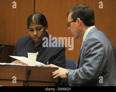 Procureur de la défense Ed Chernoff (R) approches témoin Cheryln Lee (L) une infirmière qui a traité Michael Jackson pour trouble du sommeil dans Banque D'Images