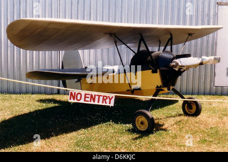 La puce volante, un avion exposé au Musée canadien de l'aviation, est un exemple remarquable des débuts de l'aviation amateur. L'avion est célébré pour son design unique et son importance historique dans l'évolution de l'aviation légère. Banque D'Images