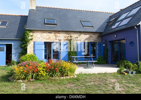 Maison en pierre bretonne traditionnelle fleuri Banque D'Images