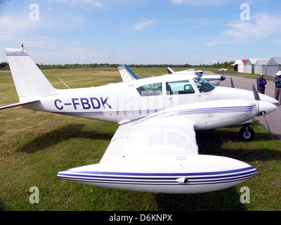 Le Piper PA-30 Twin Comanche est un avion bimoteur léger conçu pour l'aviation générale. Il est connu pour sa vitesse, son confort et sa stabilité, couramment utilisé pour les vols personnels et commerciaux. Banque D'Images