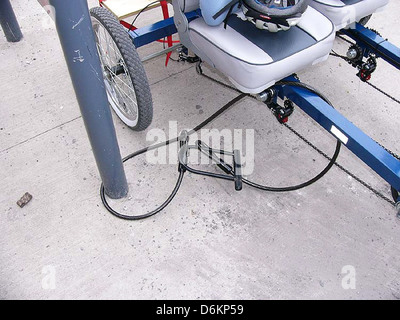 Le Quadracycle 7082A est un véhicule à quatre roues conçu pour un usage hors route et récréatif. Il est équipé d'un cadre robuste et de pneus adaptés aux terrains accidentés, offrant une conduite stable dans les environnements difficiles. Banque D'Images