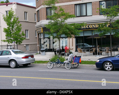 Une photo d'action de quadracycling, une forme de cyclisme utilisant un cycle à quatre roues, généralement effectué en extérieur ou en compétition. Banque D'Images