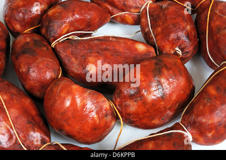 String de chorizo espagnol sur une plaque blanche, Andalousie, Espagne, Europe de l'Ouest. Banque D'Images