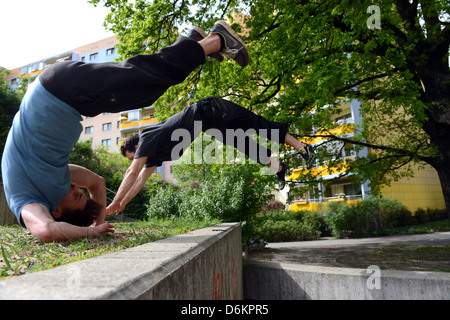 Potsdam, Allemagne, athlète parkour exerçant dans une tour d'estate Potsdamer Banque D'Images