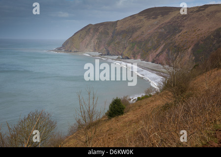 La baie de Lynmouth Devon, Angleterre, vue vers le point d'avant-pays, la tête noire et le beurre Hill. Sur l'extrémité nord de Exmoor Banque D'Images