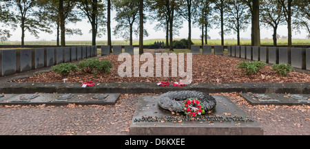 Des sépultures de guerre allemand de Langemark, Ieper (Ypres), , Flandre, Belgique, Europe de l'Ouest Banque D'Images