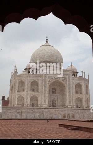 Taj Mahal encadrée par arch vu de la Répondre (côté est) Banque D'Images