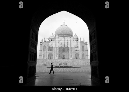 Taj Mahal encadrée par arch vu de la Répondre (côté est) Banque D'Images